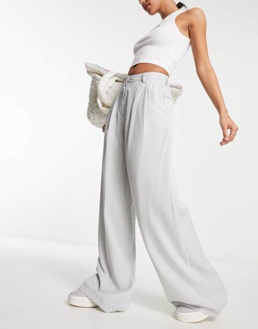 ASOS DESIGN - Casual broek met wijde pijpen in grijs
