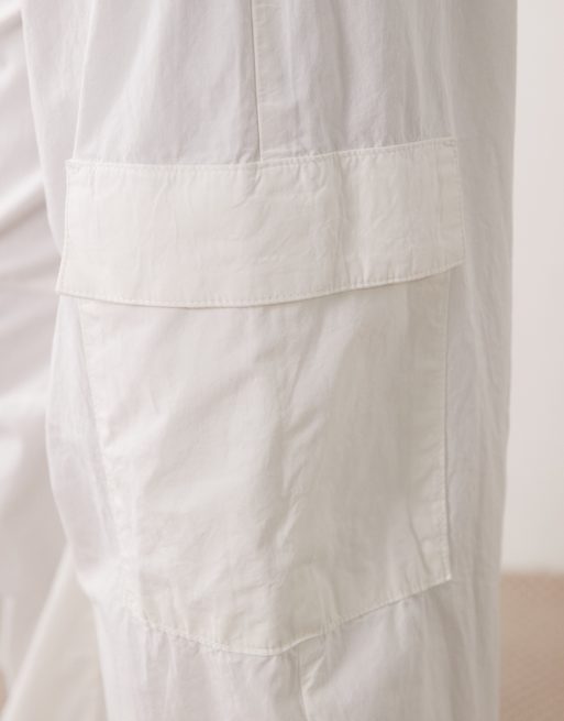 ASOS DESIGN casual cargobukser med opsmøgede manchetter i hvid, 3 af 5