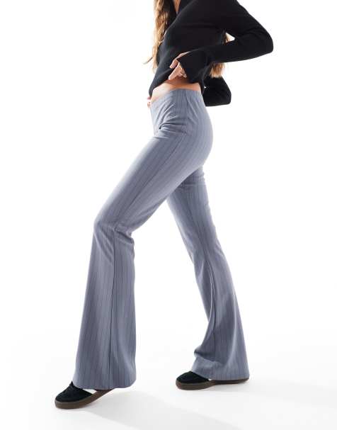 ASOS DESIGN - Casual flare-broek met krijtstreep in grijs - view 1