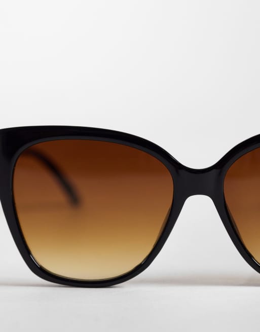 ASOS DESIGN – Cat-Eye-Sonnenbrille in Schwarz mit braunen Gläsern mit Farbverlauf, 2 von 3