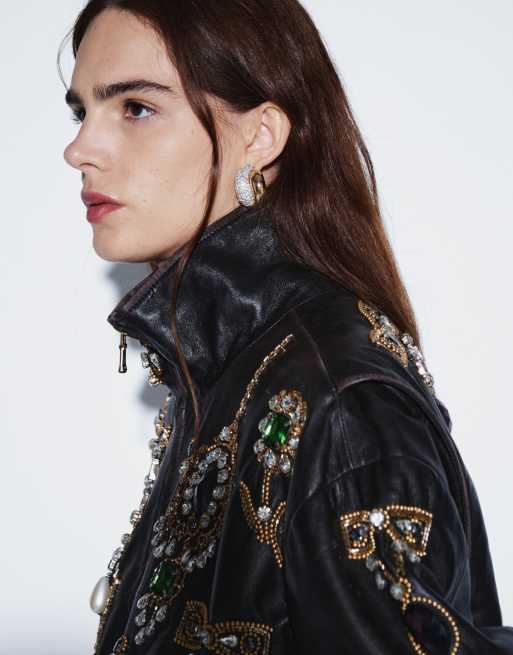 ASOS DESIGN cazadora bomber bordada de cuero auténtico con cuello alzado en negro, 3 de 4