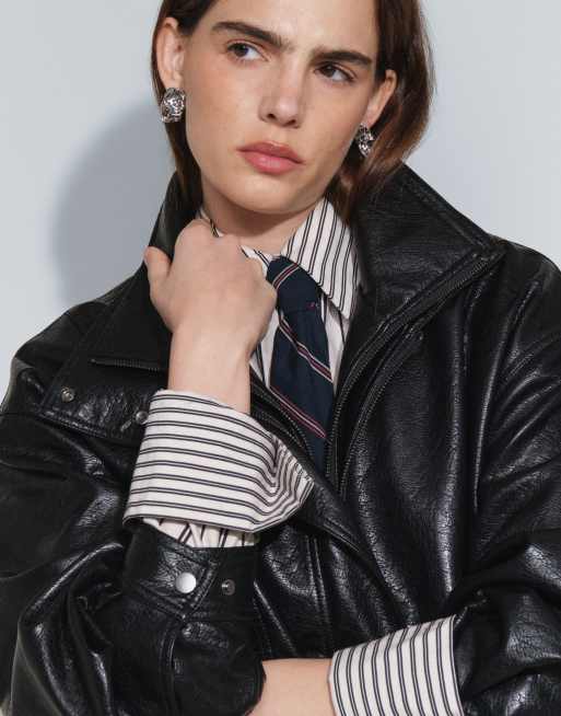 ASOS DESIGN - cazadora bomber oversize efecto cuero negra con cuello alzado, 3 de 7