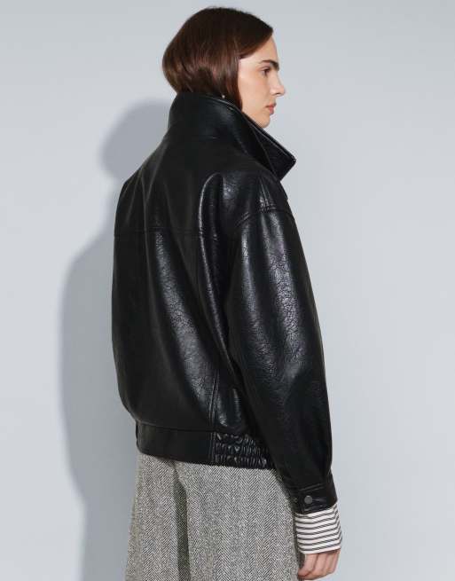 ASOS DESIGN - cazadora bomber oversize efecto cuero negra con cuello alzado, 4 de 7