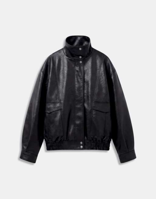 ASOS DESIGN - cazadora bomber oversize efecto cuero negra con cuello alzado, 6 de 7