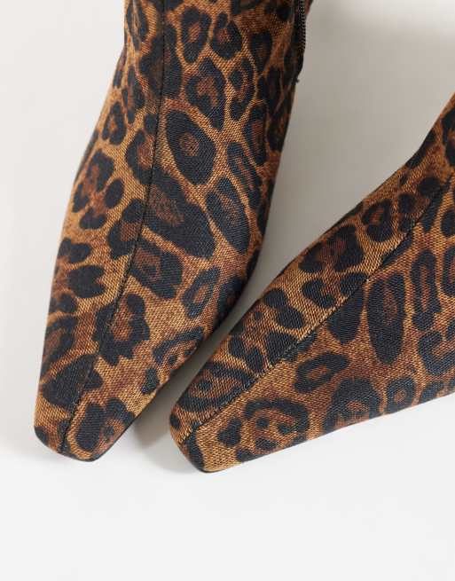 ASOS DESIGN Cedrick botas altas de tacón con punta afilada y estampado de leopardo, 3 de 4
