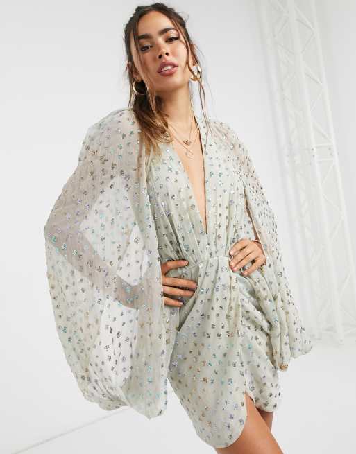 ASOS DESIGN – Cekinowa sukienka mini z rękawami w kształcie pelerynki i kopertowym dekoltem