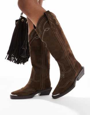 ASOS DESIGN - Celeste - Flache, kniehohe Western-Stiefel aus Wildlederimitat in Schokobraun