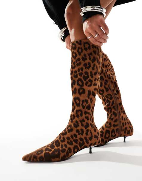 ASOS DESIGN – Certain Extreme – Kniehohe Sockenstiefel mit niedrigem Kitten-Heel-Absatz und Leopardendesign - view 1
