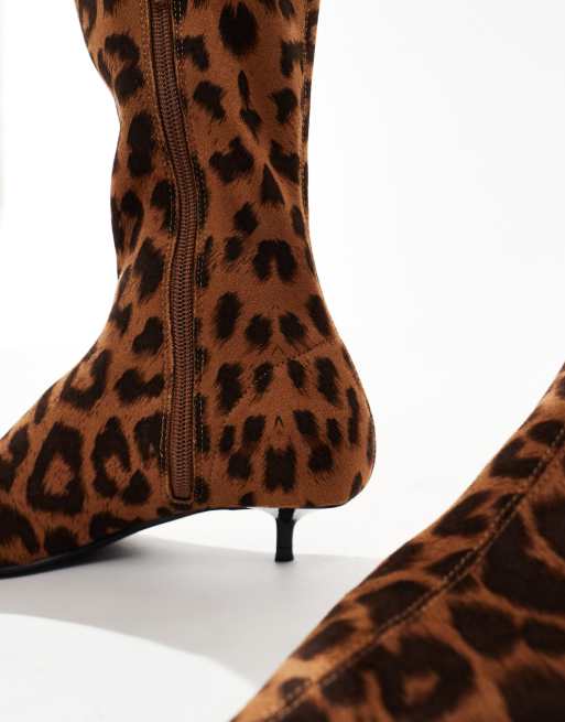 ASOS DESIGN - Certain - Kniehoge soklaarzen met mini kitten hakken en luipaardprint, 3 van 4