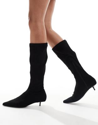 ASOS DESIGN - Certain - Kniehohe Sock-Stiefel aus schwarzem Mikrowildlederimitat mit sehr niedrigem Kitten-Heel-Absatz