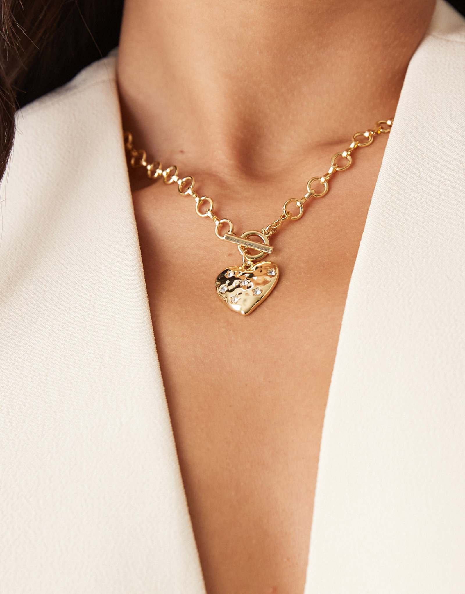 ДИЗАЙНЕРСКОЕ колье-цепочка ASOS с подвеской в виде сердца в виде т-образной планки золотого оттенка
