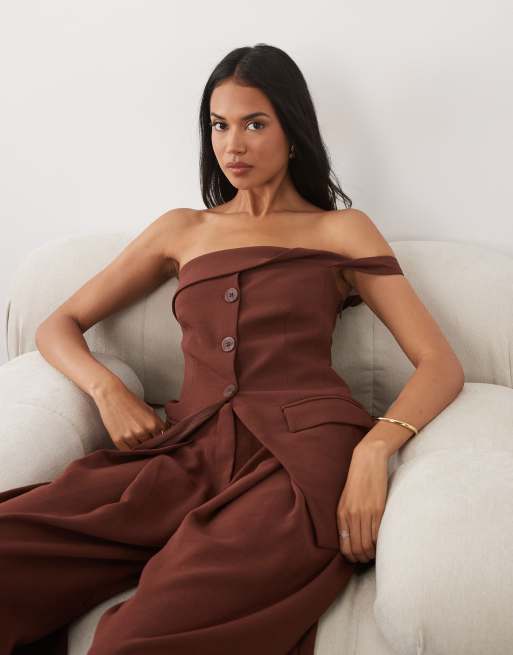 ASOS DESIGN - Chaleco de traje marrón abotonado de corte sartorial con escote palabra de honor, 2 de 4