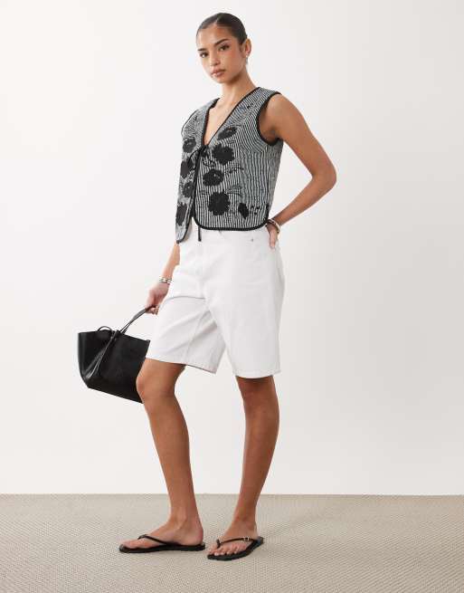 ASOS DESIGN - Chaleco negro y blanco a rayas a rayas guateado con bordado floral, 2 de 4