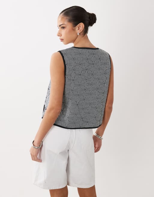 ASOS DESIGN - Chaleco negro y blanco a rayas a rayas guateado con bordado floral, 3 de 4