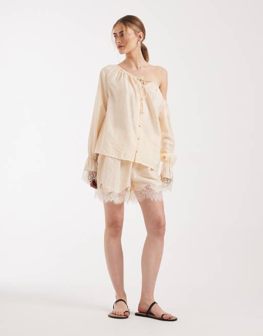 ASOS DESIGN – Champagnefärgade shorts i satin med spetskant, del av set, 3 av 5