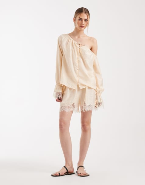 ASOS DESIGN – Champagnefärgat set i satin med off shoulder-topp - view 1
