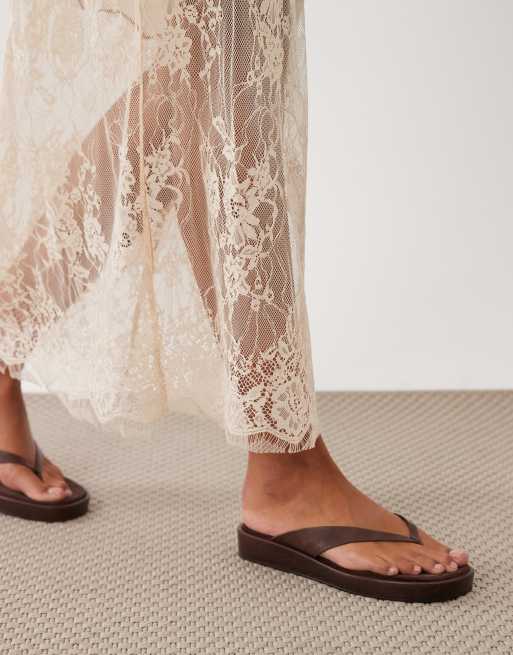 ASOS DESIGN - Champagnefarvet maxinederdel i satin med blondekant, 3 af 5