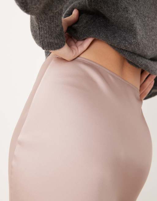 ASOS DESIGN - Champagnefarvet maxinederdel med skråt snit i satin, 5 af 5