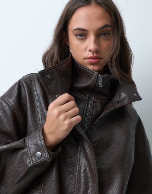 ASOS DESIGN chaqueta bomber extragrande de efecto cuero con cuello alzado en chocolate, 3 de 5