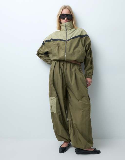 ASOS DESIGN - Chaqueta cortavientos verde con diseño color block y mangas murciélago, 1 de 3
