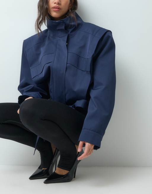 ASOS DESIGN chaqueta deportiva ochentera con cuello alzado y cinturón en el bajo, 3 de 4