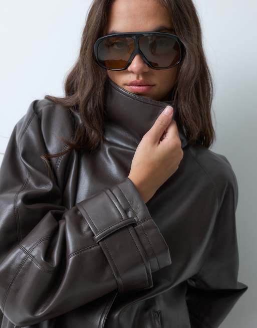ASOS DESIGN chaqueta efecto cuero con cinturón caído en chocolate amargo, 3 de 5