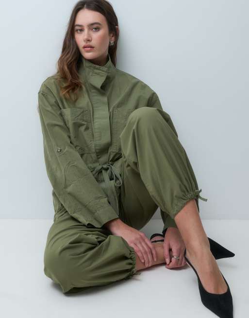 ASOS DESIGN - Conjunto caqui de sobrecamisa utilitaria con cintura ceñida, 2 de 3
