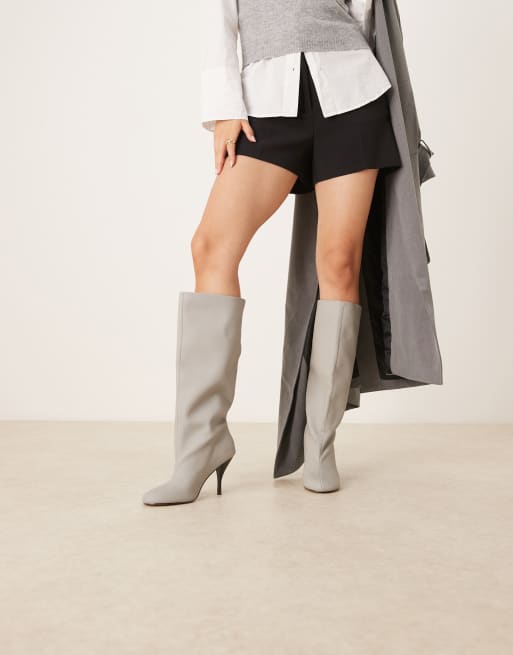 ASOS DESIGN – Charisma – Kniehohe Schlupfstiefel in Grau mit weitem Schaft und Absatz, 2 von 4