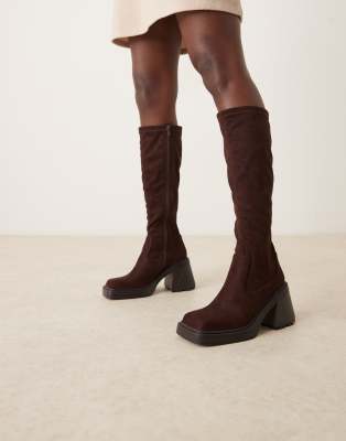 ASOS DESIGN - Charly - Kniehohe Stiefel aus Wildlederimitat in Schokobraun mit Blockabsatz-Brown