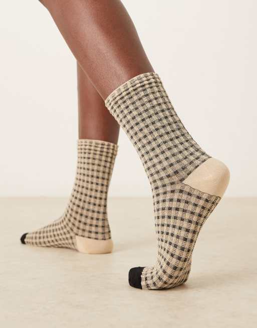 ASOS DESIGN - Chaussettes à motif petits carreaux texturés - Crème et noir, 2 de 3
