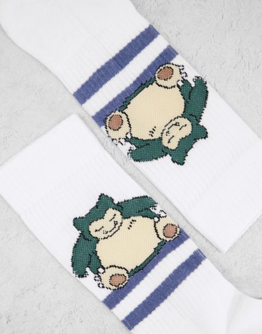 ASOS DESIGN - Chaussettes de sport Pokémon à carreaux - Blanc et bleu