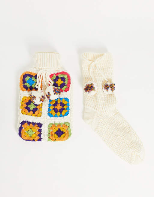 ASOS DESIGN - Chaussettes et bouillotte au crochet à pompons - Multicolore