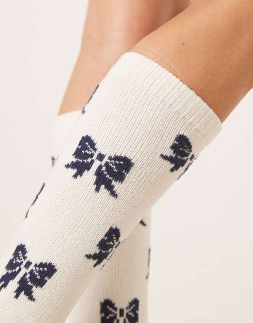 ASOS DESIGN - Chaussettes montantes ultra-douces à motif nœuds - Crème/bleu marine, 2 de 3