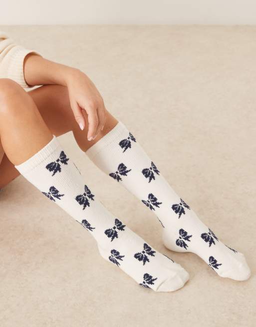 ASOS DESIGN - Chaussettes montantes ultra-douces à motif nœuds - Crème/bleu marine, 3 de 3