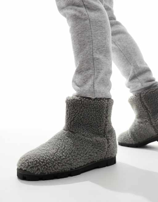 ASOS DESIGN - Chaussons style bottines en imitation peau de mouton - Gris
