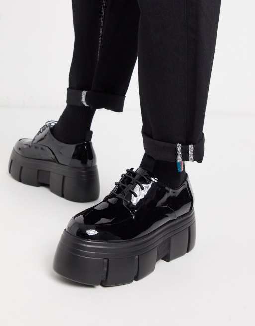 ASOS DESIGN Chaussures lacets en similicuir verni avec grosse semelle plateforme Noir