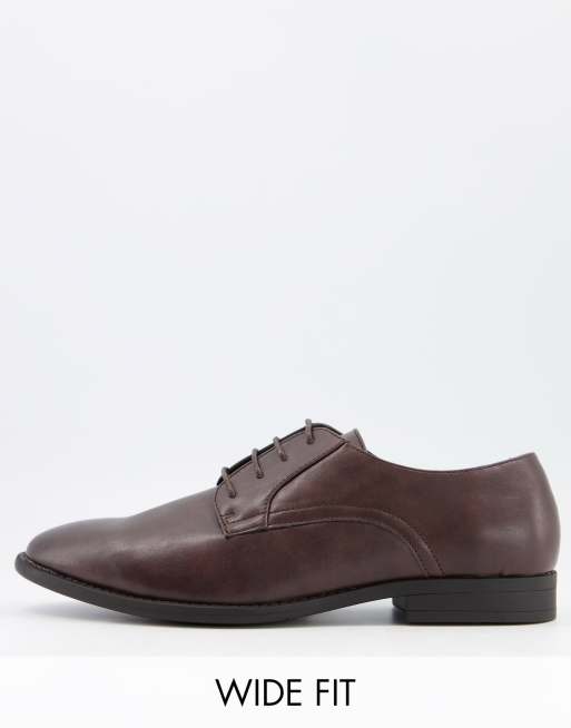 ASOS DESIGN - Chaussures derby pointure large en imitation cuir - Marron