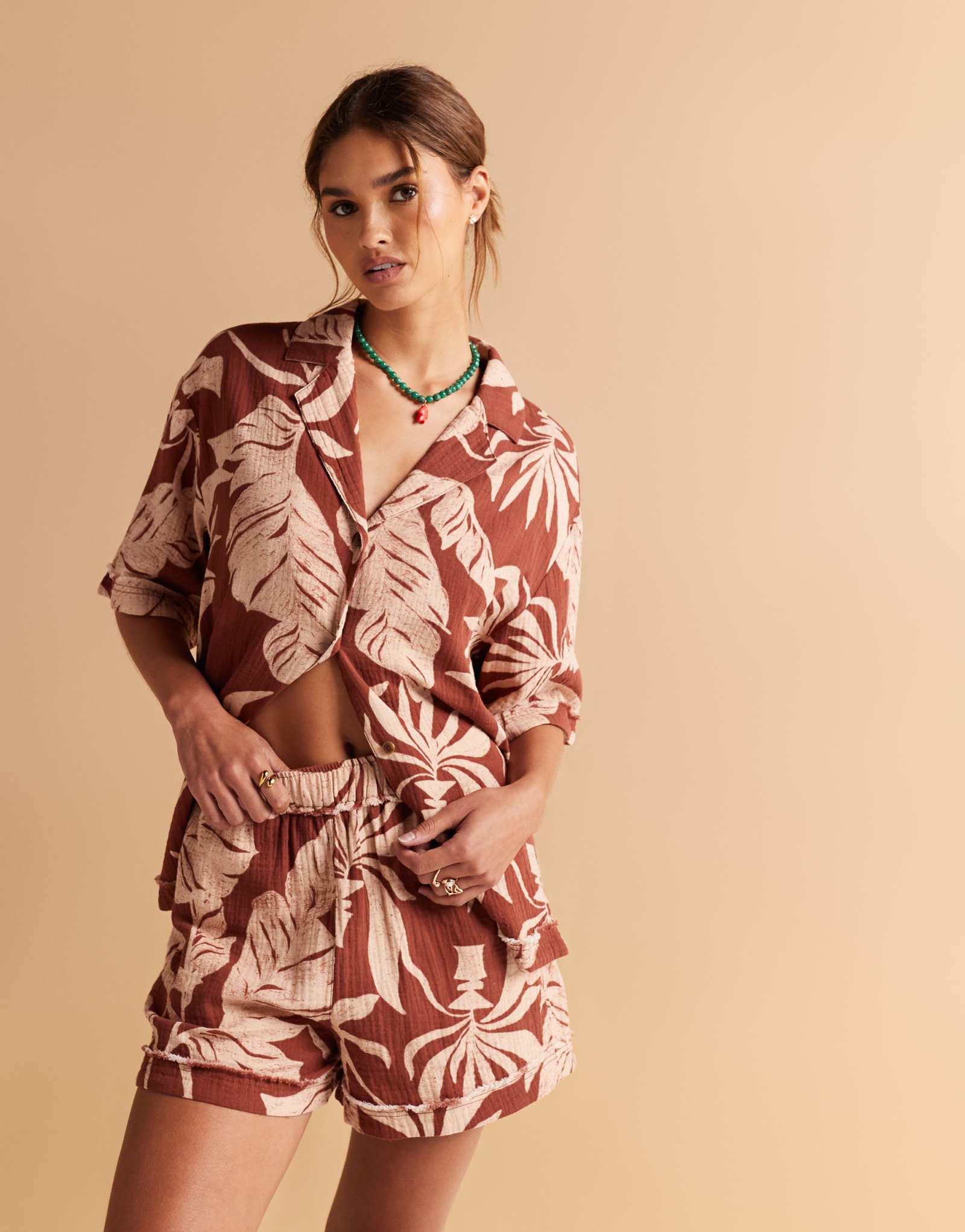 Дизайнерские марлевые шорты ASOS с необработанным краем и принтом в виде ладони - часть комплекта 