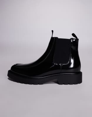  chelsea boot  with cleated sole