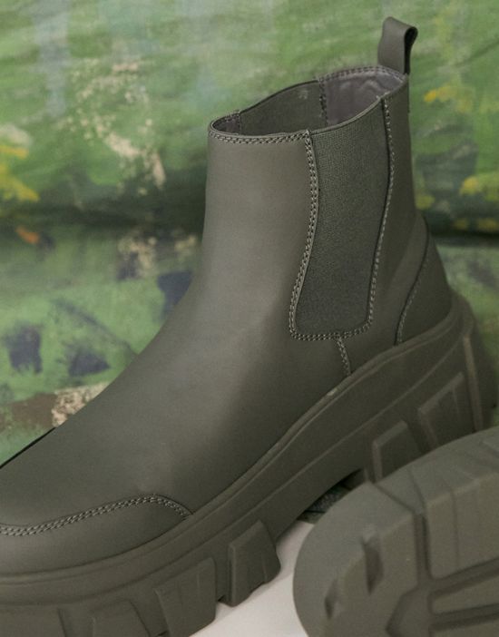 https://images.asos-media.com/products/asos-design-chelsea-boot-with-chunky-sole-in-charcoal-faux-leather/200448445-4?$n_550w$&wid=550&fit=constrain
