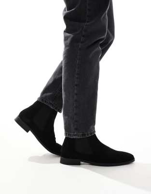 chelsea boots in black suede