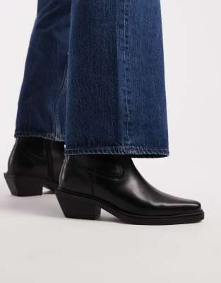  chelsea boots  with cuban heel and western detailing