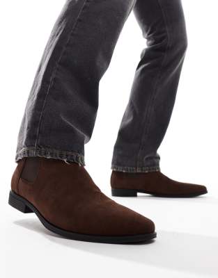 Chelsea boots in brown