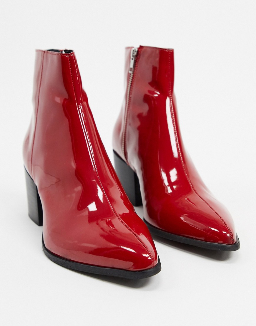 ASOS DESIGN - Chelsea boots met hak en puntige neus in bordeauxrood lakleer