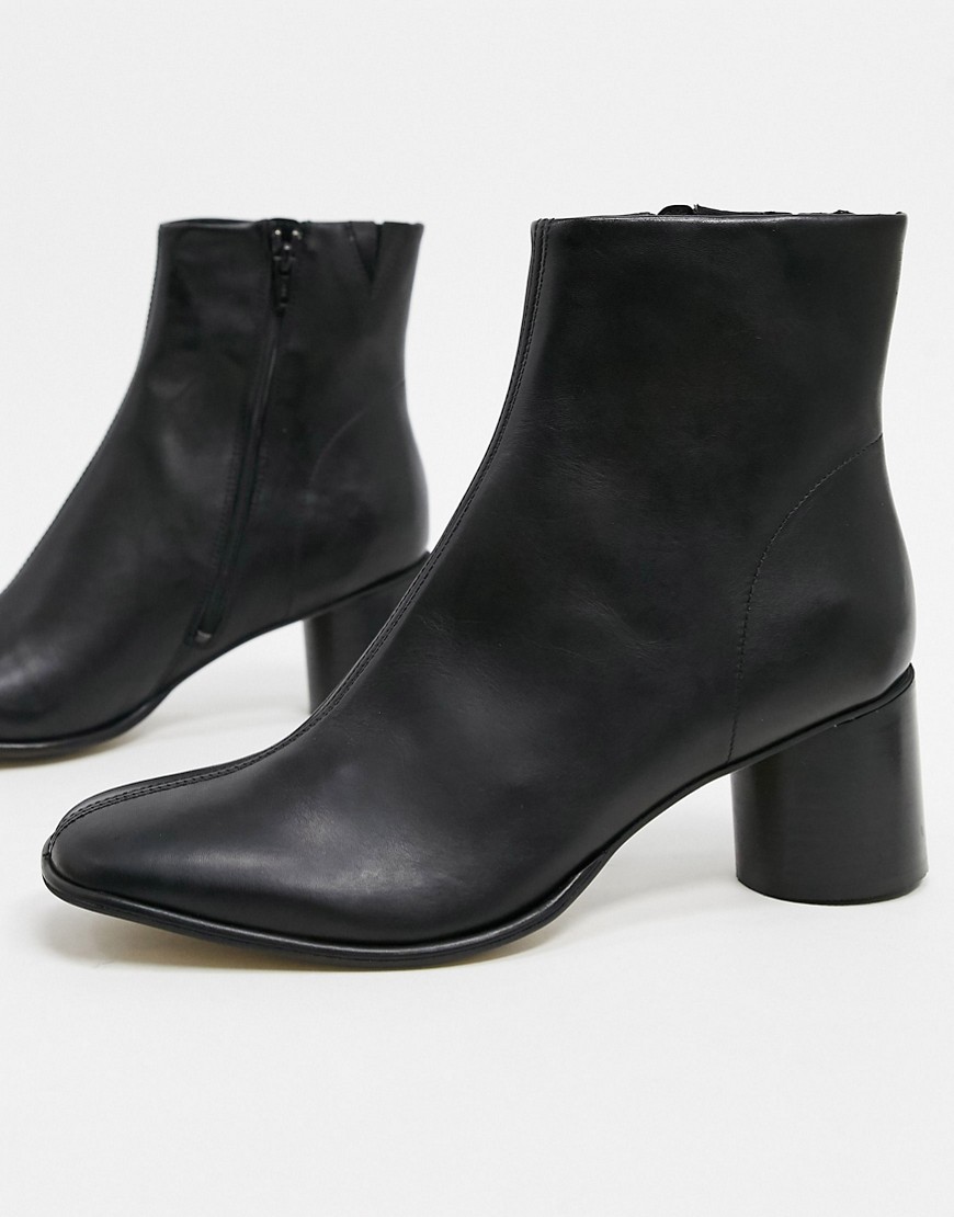 ASOS DESIGN - Chelsea boots met hak en ronde neus van zwart leer met zwarte zool
