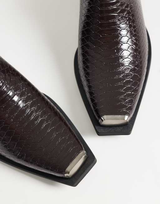 ASOS DESIGN Chelsea-Boots mit Cuban Heel und Metallkappe in Burgunderrot mit Kroko-Prägung, 3 von 4