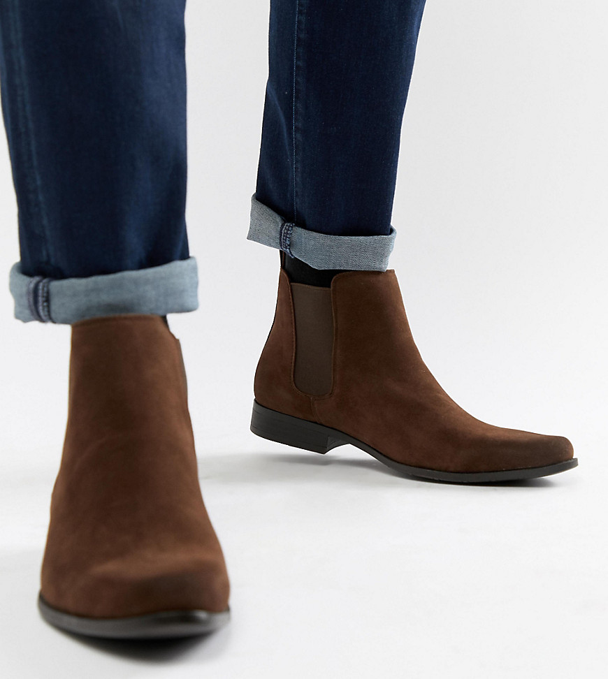 ASOS DESIGN - Chelsea boots van bruin imitatiesuède met een brede pasvorm