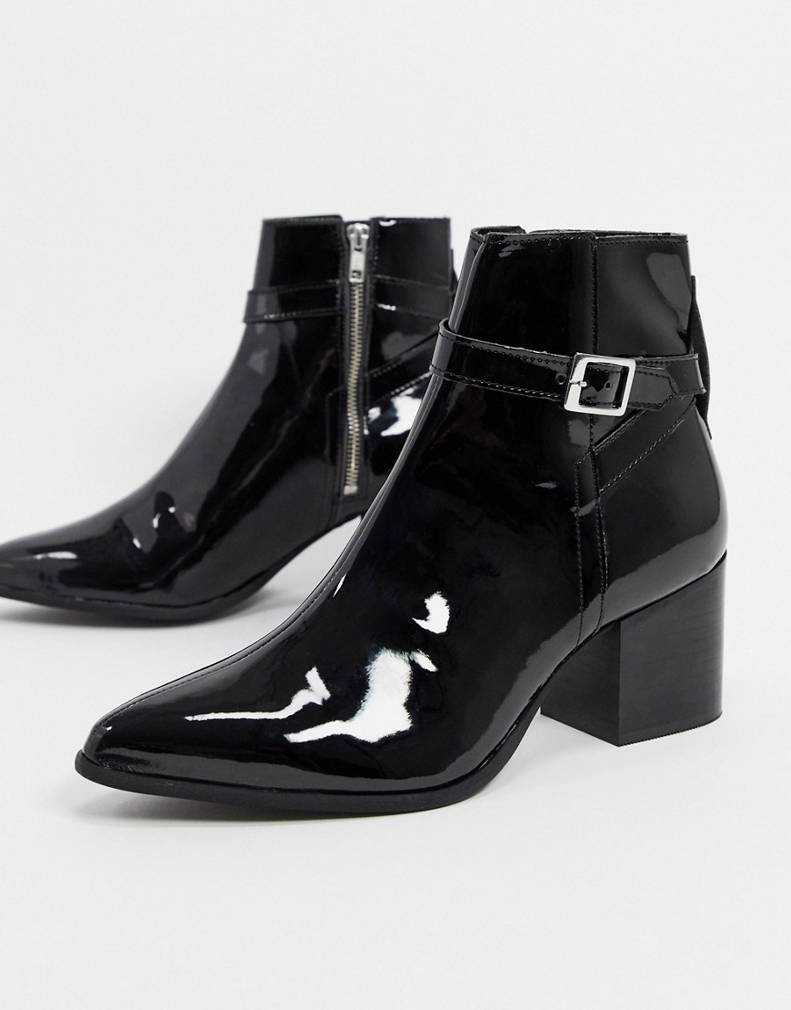 ASOS DESIGN - Chelsea boots van zwart lakleer met bandje en puntige neus