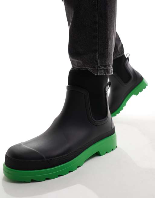 ASOS DESIGN – Chelsea-Gummistiefel in Schwarz mit kontrastierender Sohle in Grün, 3 von 4