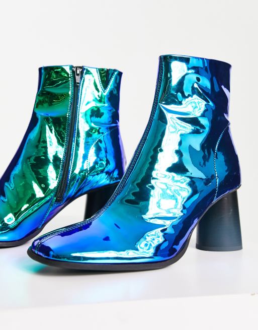 ASOS DESIGN Chelsea Stiefel aus Kunstleder in Blau verspiegelt mit Absatz und Lackoptik